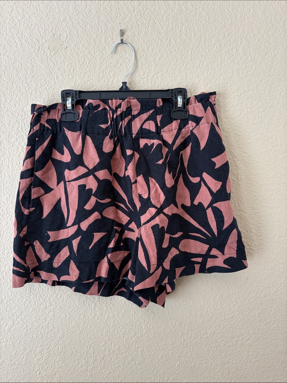 a new day Black and Dusty Rose Abstract Leaf High-Waist Shorts